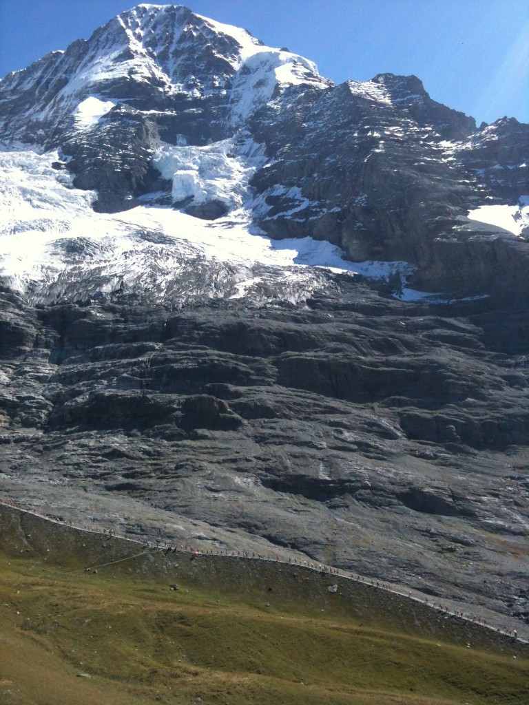 Jungfrau Marathon-Läufer auf der Moräne: Aufgereiht wie an der Perlenschnur