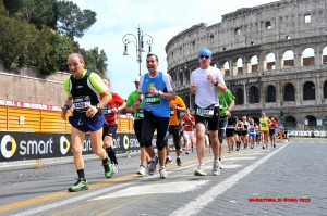 Manfred Beck vor dem Kolosseum am Rom Marathon
