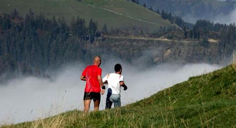 Grüne Wiesen, steile Hügel, mystische Nebelschwaden - das ist der Napf Marathon 
